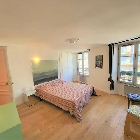 A Deux Pas Du Chateau Daire